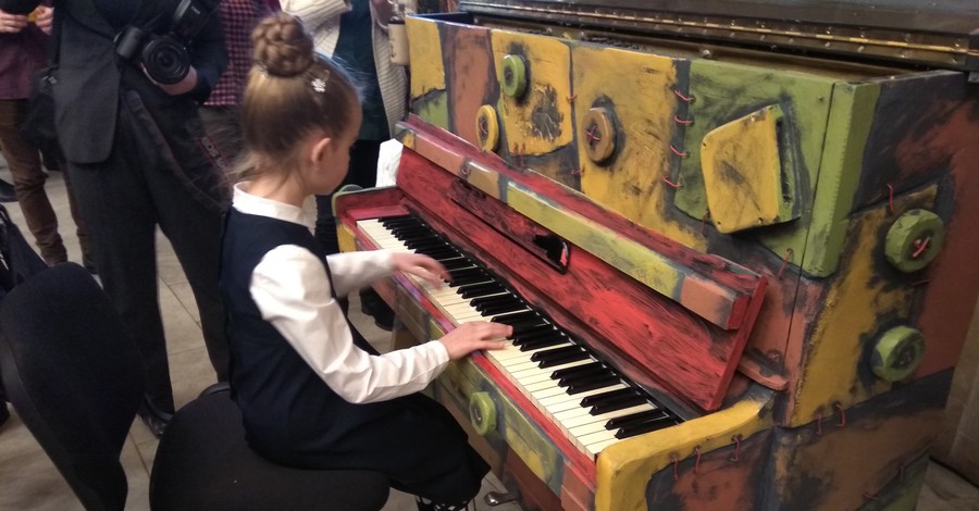 Харьковчане пожертвовали 8 пианино, чтобы на них сыграли на рынках и вокзалах