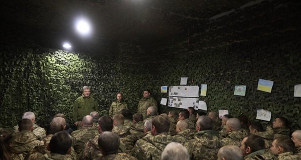 Порошенко в Донбассе вручил награды 12 военнослужащим ВСУ