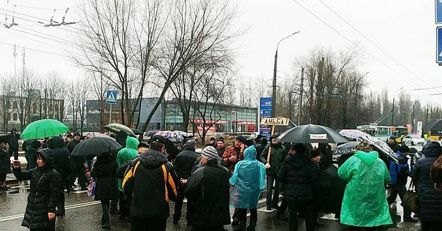 В Полтавской области перекрыли движение из-за разбитых дорог