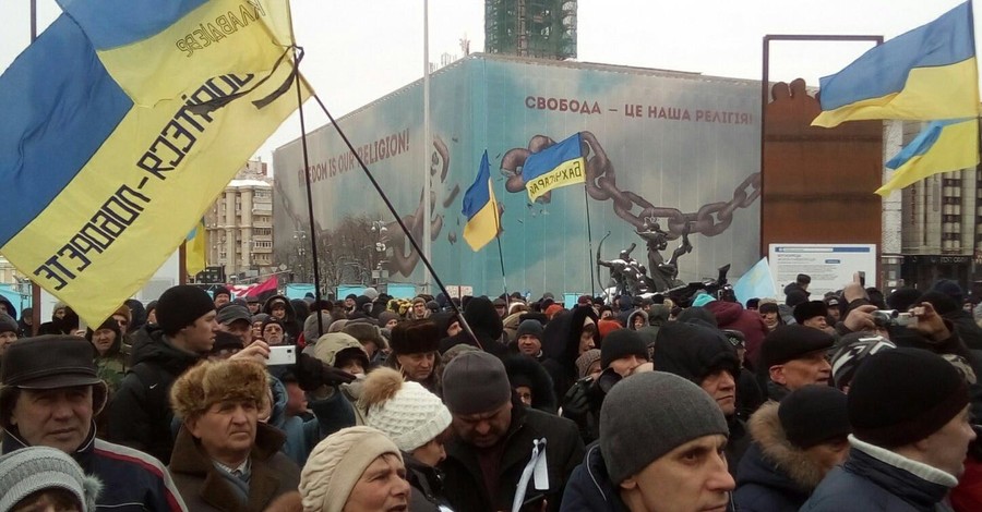 Киев протестующий: участники акций танцуют, жгут и собираются в гости к Порошенко