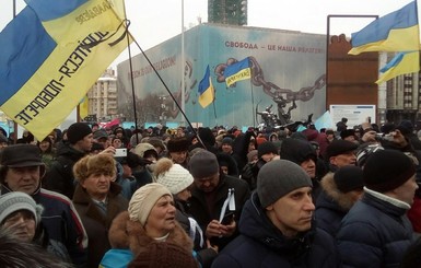 Киев протестующий: участники акций танцуют, жгут и собираются в гости к Порошенко