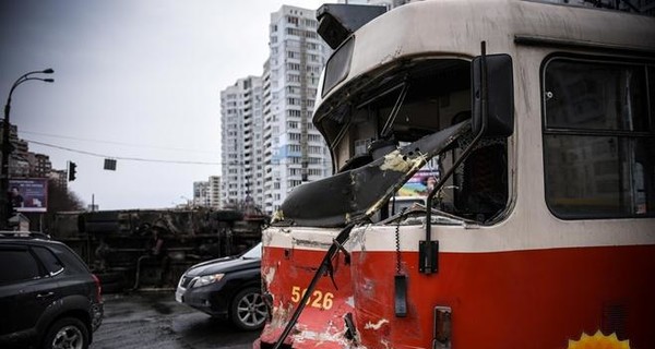 В центре Киева грузовик протаранил трамвай и перевернулся