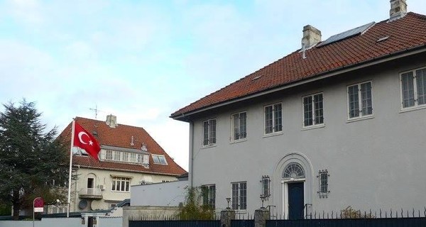 В Дании зажигательной смесью забросали посольство Турции
