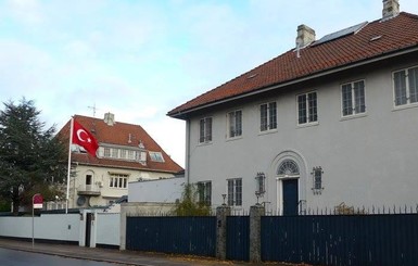 В Дании зажигательной смесью забросали посольство Турции