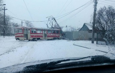 В Запорожье трамвай сошел с рельсов и снес столб