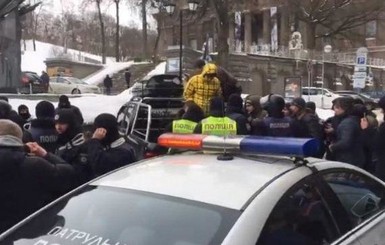 Автопробег к дому Порошенко заблокировала полиция за нарушение ПДД