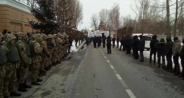 Автопробег не доехал: протестующие пришли к дому Порошенко пешком