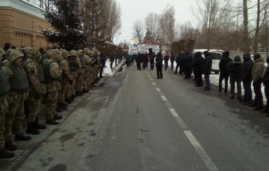 Автопробег не доехал: протестующие пришли к дому Порошенко пешком