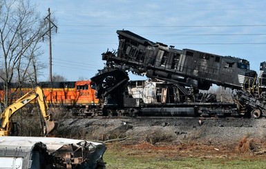 В США столкнулись два товарных поезда, местных жителей эвакуировали