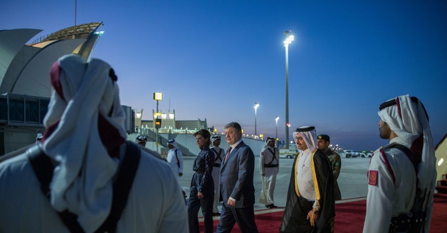Марина Порошенко прилетела в Катар в модных брюках с высокой талией