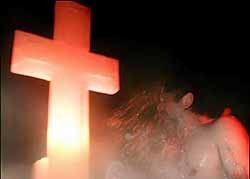 По Крыму ходят люди с крестами в руках 