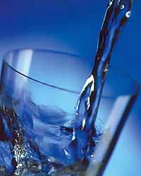 Выпивать 8 стаканов воды в день бесполезно 