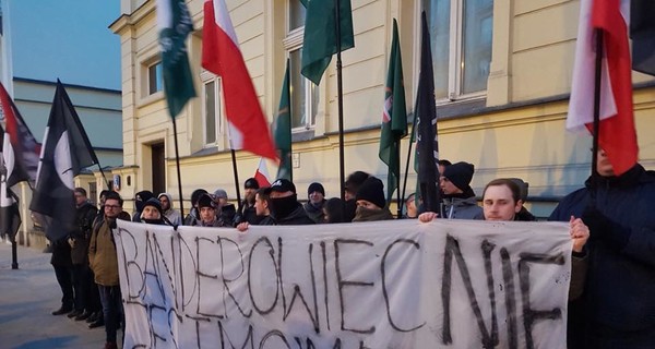 Польские националисты сожгли портреты Бандеры и Шухевича