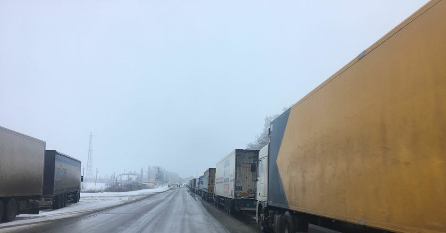 На границе с Россией скопились грузовые фуры, временно не пускают дальнобойщиков 