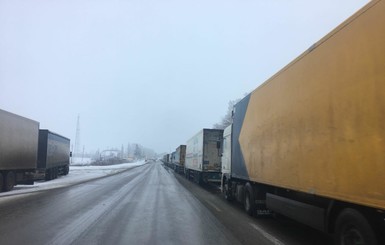 На границе с Россией скопились грузовые фуры, временно не пускают дальнобойщиков 