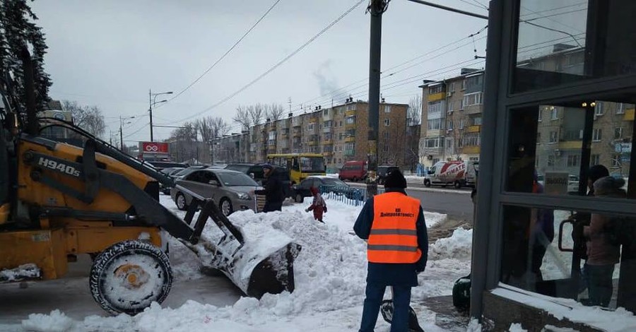 В Днепре применили уникальную для Украины технологию защиты асфальта от льда