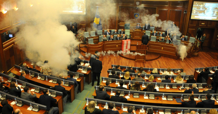 Оппозиция распылила слезоточивый газ в парламенте Косово