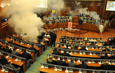 Оппозиция распылила слезоточивый газ в парламенте Косово