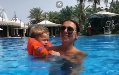 Анна Седокова показала, как научила сына плавать 