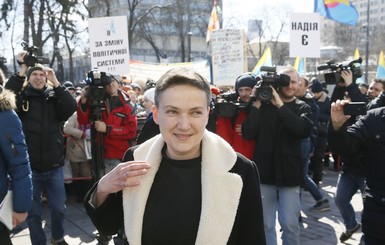 Савченко задержали и увели на допрос 