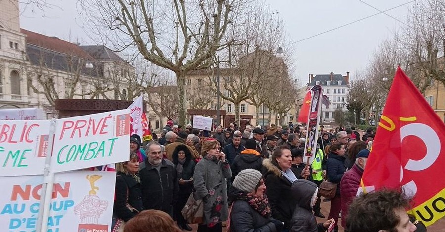 Протесты во Франции: полиция разогнала толпу газом