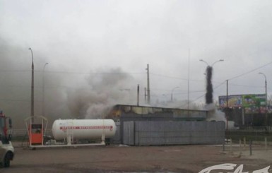 В Херсоне горит шиномонтаж, расположенный рядом с газовой заправкой и автовокзалом