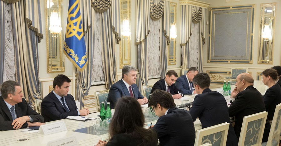 Порошенко пригласил в Украину президента Франции