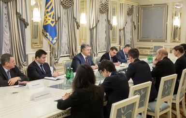 Порошенко пригласил в Украину президента Франции