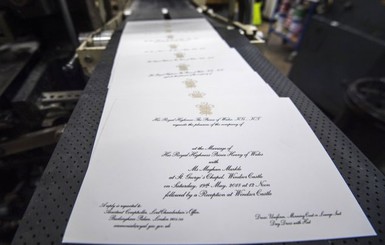Королевская семья показала пригласительные на свадьбу принца Гарри и Меган Маркл
