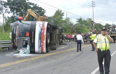 В Эквадоре перевернулся автобус, погибли 12 человек