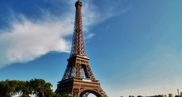 Минкульт Франции предложил покрасить Эйфелеву башню в красный
