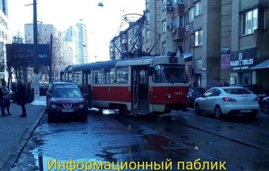 В Киеве трамвай сошел с рельсов и протаранил Lexus
