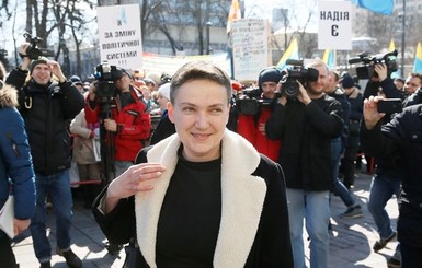 Пресс-секретарь Савченко зовет ее сторонников к зданию суда, чтобы выработать план действий