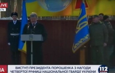Солдату почетного караула стало плохо во время выступления Порошенко