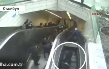 В Стамбуле рухнул эскалатор с людьми, человека затянуло под ленту