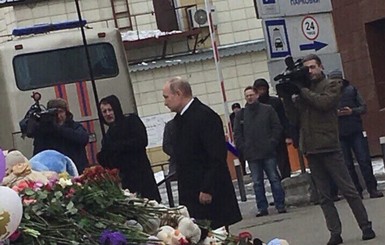 Путин прилетел в Кемерово, люди требуют 