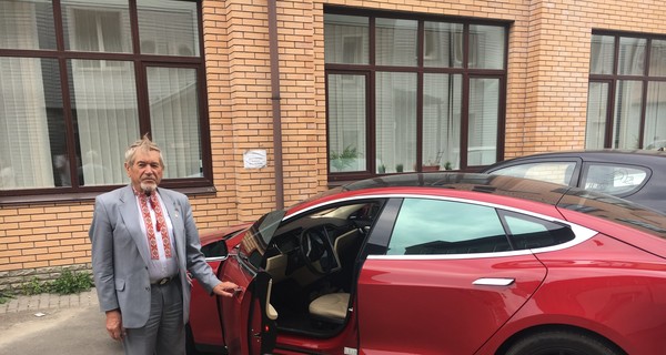 Украинский пасечник решил продать свою знаменитую Tesla