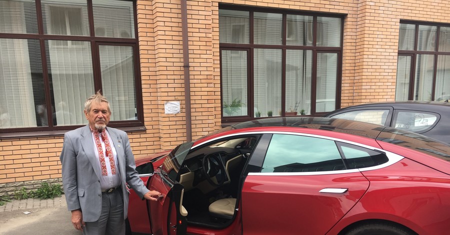 Украинский пасечник решил продать свою знаменитую Tesla