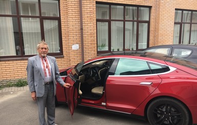 Украинский пасечник решил продать свою знаменитую Tesla