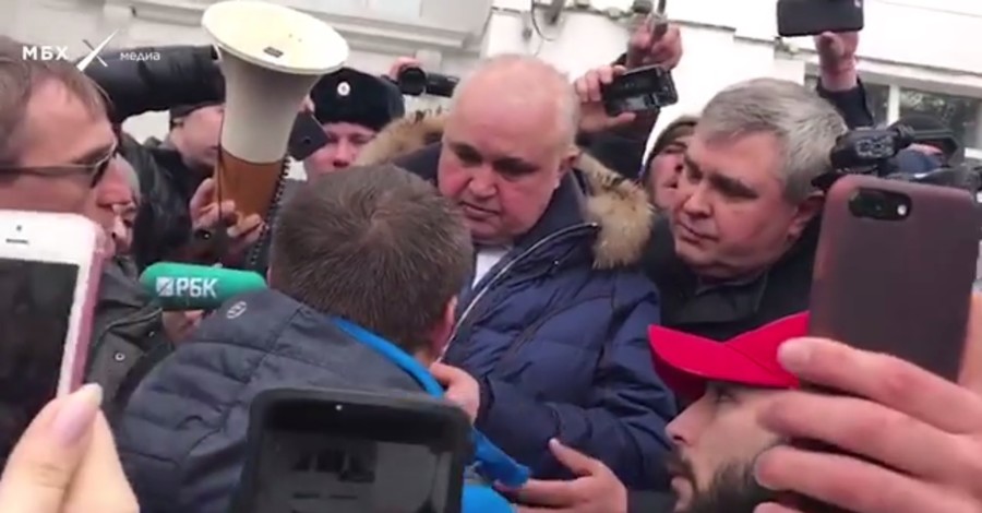 Вице-губернатор Кемеровской области на коленях попросил прощения у людей
