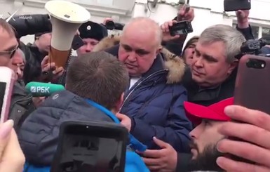 Вице-губернатор Кемеровской области на коленях попросил прощения у людей