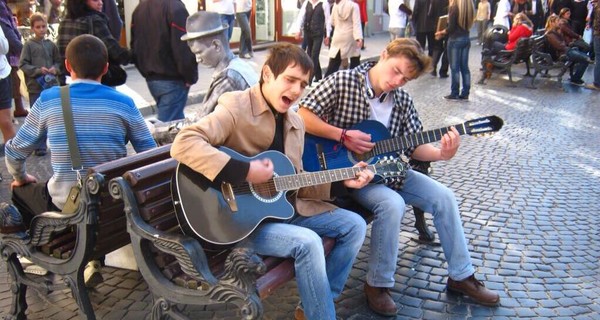 Во Львове уличным музыкантам хотят запретить петь на русском