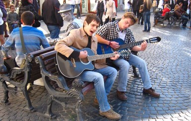 Во Львове уличным музыкантам хотят запретить петь на русском
