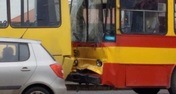 Во Львове троллейбус протаранил маршрутку