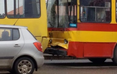 Во Львове троллейбус протаранил маршрутку
