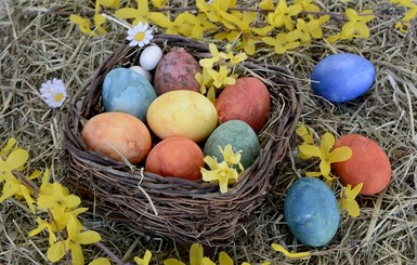 Как покрасить яйца на Пасху: простые способы