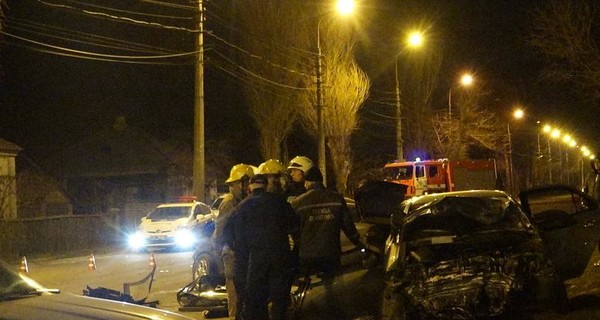 В Мариуполе трое людей стали жертвами лобового столкновения машин