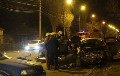 В Мариуполе трое людей стали жертвами лобового столкновения машин