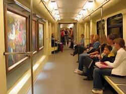Поезд с картинами ездит в киевском метро 
