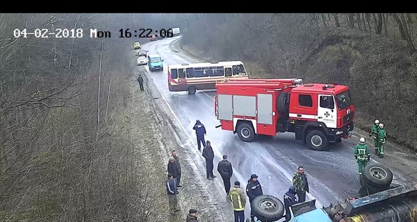 Видео: под Тернополем на скорости перевернулся молоковоз и загорелся